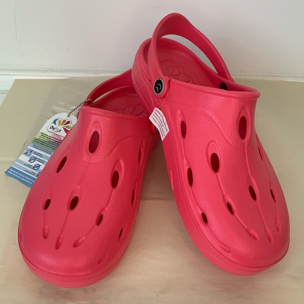 DUX clogs made in Korea by Chung-Shi. Color: hot pink. Can likely fit 7.5-8.5